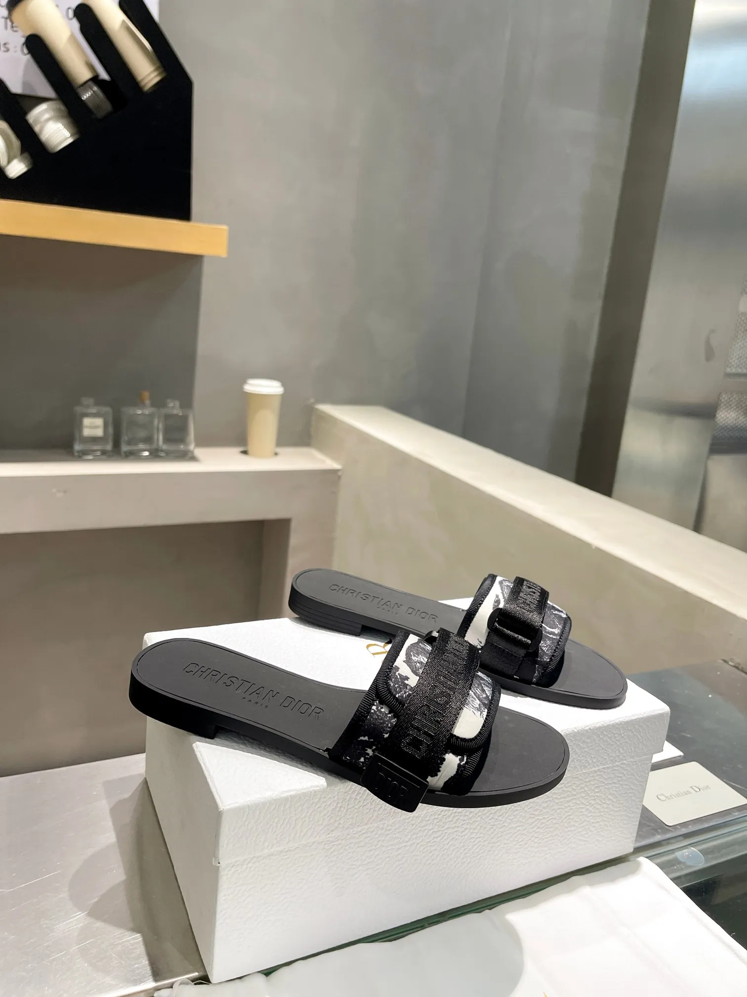 👟👟Ex-factory price 380👟👟 Dior D’s latest series of Velcro buckle sandals and slippers in new colors! Perfect reproduction of the original version, the most popular color matching fabric, super layered ▪️Original molded high-end TPU outsole (not ordinary rubber) ▪️Very comfortable and easy to walk. All upper materials are custom-made from the original ▪️3D electric embroidered three-dimensional cloth surface, very versatile, a must-have for lazy people in summer ▪️Number of yards: 35-41